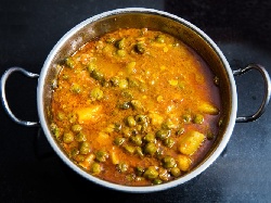 Постна яхния с грах, картофи и домати (без месо) - снимка на рецептата